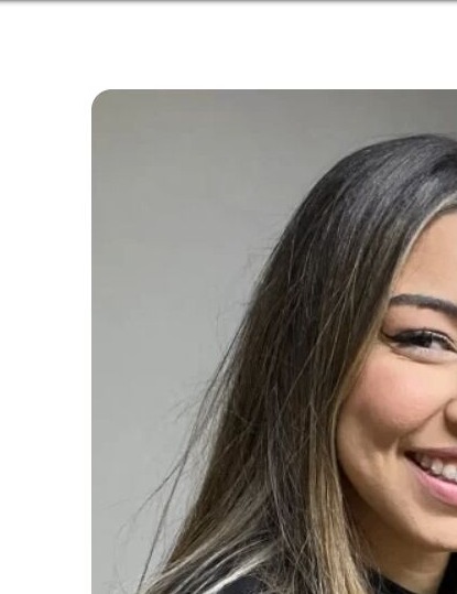 Paciente sorrindo usando alinhadores transparentes